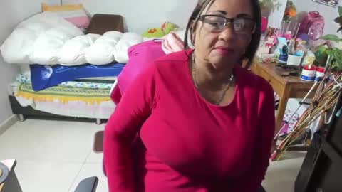 Snapshot of mrs_mommy chatting on 10.01.25 mrs_mommy online show from 10.01.25