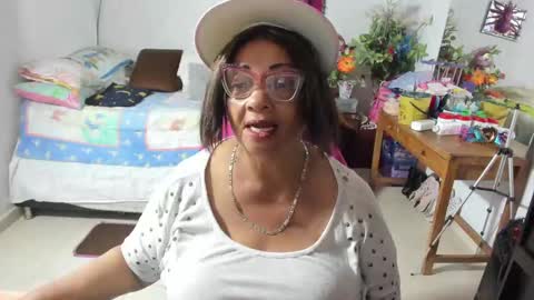 Snapshot of mrs_mommy chatting on 10.03.25 mrs_mommy online show from 10.03.25