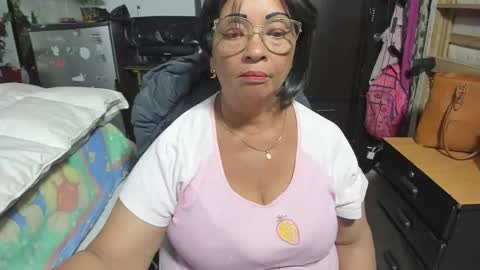 Snapshot of mrs_mommy chatting on 10.24.25 mrs_mommy online show from 10.24.25