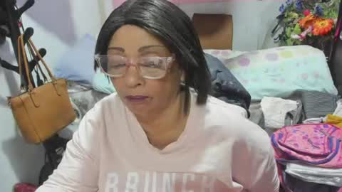 Snapshot of mrs_mommy chatting on 06.11.26 mrs_mommy online show from 06.11.26
