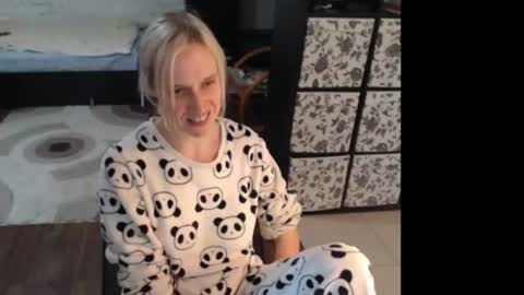 Snapshot of mrsluck chatting on 06.12.26 Sasha online show from 06.12.26