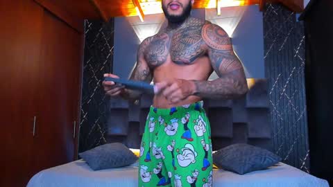 Snapshot of muscle_man19 chatting on 12.20.24 Nick online show from 12.20.24