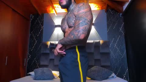 Snapshot of muscle_man19 chatting on 01.10.25 Nick online show from 01.10.25