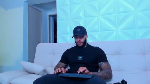 Snapshot of muscle_man19 chatting on 02.09.25 Nick online show from 02.09.25
