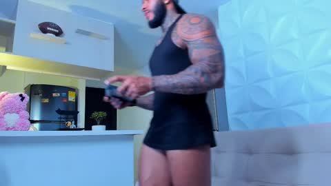Snapshot of muscle_man19 chatting on 02.10.25 Nick online show from 02.10.25