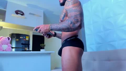 Snapshot of muscle_man19 chatting on 02.21.25 Nick online show from 02.21.25