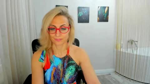 Snapshot of museofstage chatting on 05.12.26 Diana online show from 05.12.26