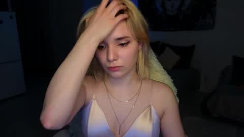 Snapshot of musyacute chatting on 05.28.26 Molly online show from 05.28.26