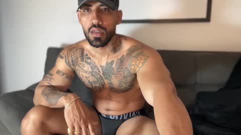 Snapshot of myke_esthetic chatting on 03.10.25 Myke esthetic online show from 03.10.25