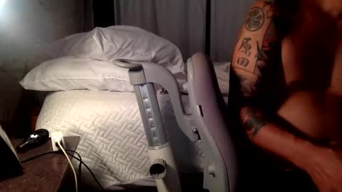 str8 dom alphaAsian Daddy type. sorry not bi or  curious but i dont judgediscrimenate. online show from 11.19.25