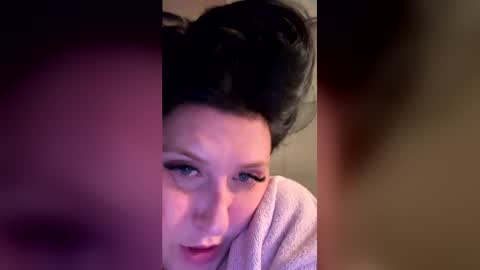 Snapshot of n0rmalgurl chatting on 05.28.26 n0rmalgurl online show from 05.28.26