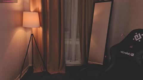 Snapshot of naavyy chatting on 11.27.25 naavyy online show from 11.27.25