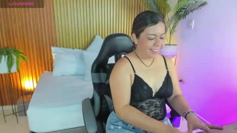 Snapshot of nahia_13 chatting on 04.28.26 N A H I A online show from 04.28.26