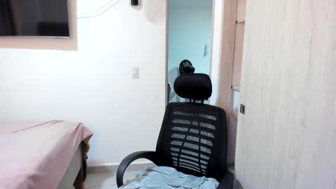 independent model online show from 12.23.25