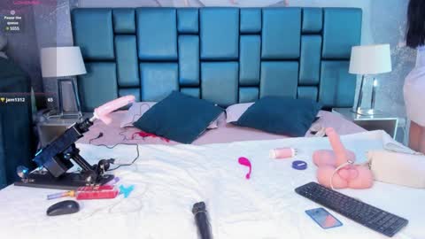 Snapshot of nahomi_wild chatting on 02.19.25 Nahomi online show from 02.19.25