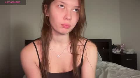 Snapshot of naive_love chatting on 06.09.26 Mia guest- Eva from DOUBLECUTIES online show from 06.09.26