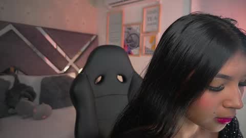 Snapshot of naomigray__ chatting on 06.04.26 Naomi-Gray online show from 06.04.26
