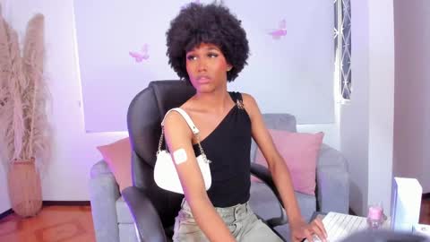 Snapshot of naomisaenz_ chatting on 06.08.26 N A O M I online show from 06.08.26