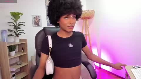Snapshot of naomisaenz_ chatting on 06.17.26 N A O M I online show from 06.17.26