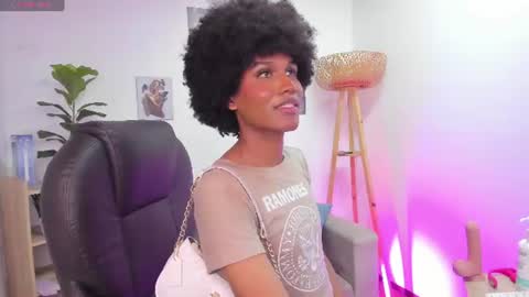 Snapshot of naomisaenz_ chatting on 06.18.26 N A O M I online show from 06.18.26