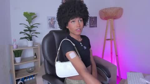 Snapshot of naomisaenz_ chatting on 06.23.26 N A O M I online show from 06.23.26