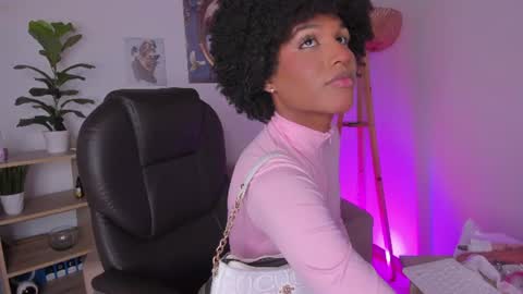 Snapshot of naomisaenz_ chatting on 06.25.26 N A O M I online show from 06.25.26