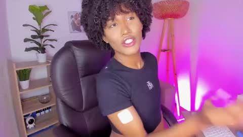 Snapshot of naomisaenz_ chatting on 06.28.26 N A O M I online show from 06.28.26