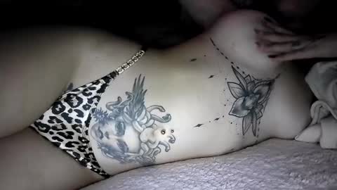 Snapshot of naomyt chatting on 09.28.25 ninati online show from 09.28.25