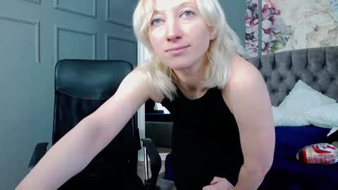 Snapshot of natalie_bitton chatting on 12.31.24 Natalie online show from 12.31.24