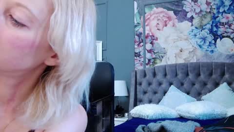 Snapshot of natalie_bitton chatting on 01.01.25 Natalie online show from 01.01.25
