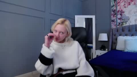 Snapshot of natalie_bitton chatting on 02.21.25 Natalie online show from 02.21.25