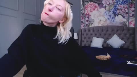 Snapshot of natalie_bitton chatting on 02.25.25 Natalie online show from 02.25.25
