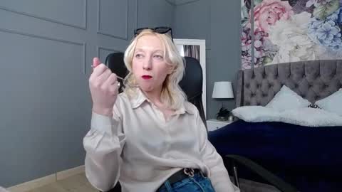 Snapshot of natalie_bitton chatting on 03.03.25 Natalie online show from 03.03.25