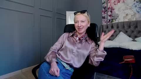 Snapshot of natalie_bitton chatting on 03.05.25 Natalie online show from 03.05.25