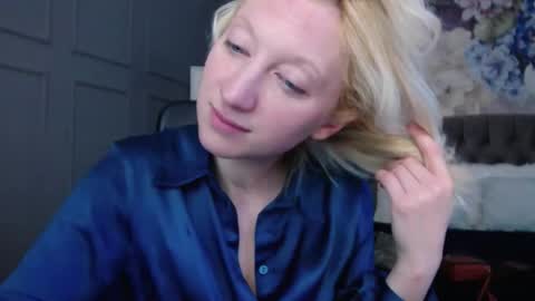 Snapshot of natalie_bitton chatting on 03.09.25 Natalie online show from 03.09.25