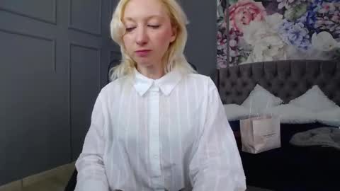 Snapshot of natalie_bitton chatting on 03.10.25 Natalie online show from 03.10.25