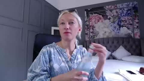 Snapshot of natalie_bitton chatting on 09.10.25 Natalie online show from 09.10.25