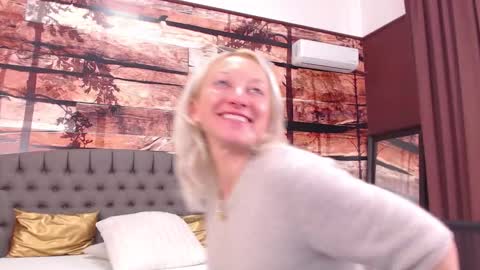 Snapshot of natalie_bitton chatting on 10.13.25 Natalie online show from 10.13.25