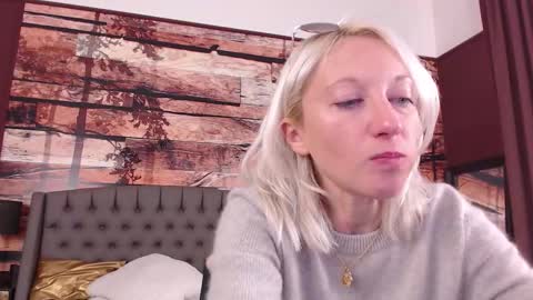 Snapshot of natalie_bitton chatting on 10.19.25 Natalie online show from 10.19.25