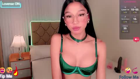 Snapshot of nathalie_hadid chatting on 02.22.25 please follow me guyss online show from 02.22.25