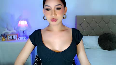 Snapshot of nathalie_hadid chatting on 10.21.25 please follow me guyss online show from 10.21.25