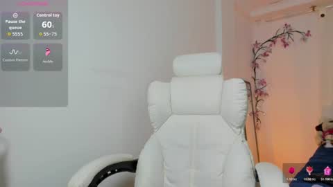 Snapshot of naughty_sexy_girl_1 chatting on 06.18.26 Lau online show from 06.18.26