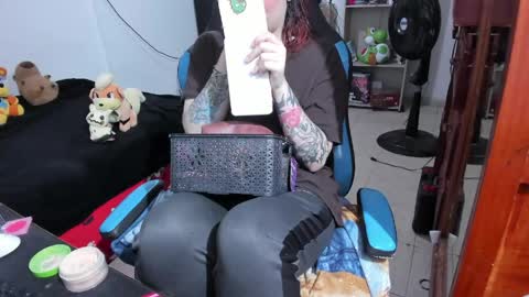 Snapshot of neeko_lol_ chatting on 04.18.26 Geek Nicole im Neeko UwU online show from 04.18.26