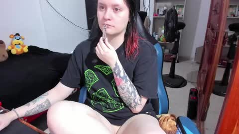Snapshot of neeko_lol_ chatting on 05.03.26 Geek Nicole im Neeko UwU online show from 05.03.26