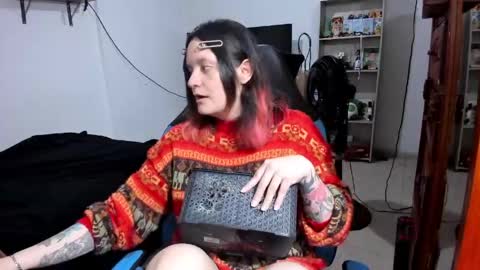 Snapshot of neeko_lol_ chatting on 05.17.26 Geek Nicole im Neeko UwU online show from 05.17.26