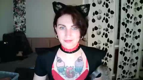 Snapshot of nefertiti_queen chatting on 10.10.25 nefertiti_queen online show from 10.10.25
