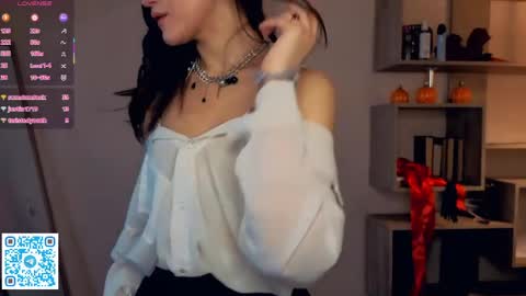 Vicky and Beatrice online show from 04.18.26