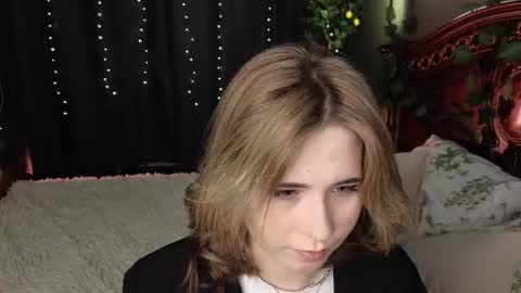 Snapshot of nellie_moans chatting on 11.27.25 Nellie online show from 11.27.25