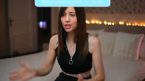 Snapshot of newchloe18 chatting on 11.22.25 newchloe18 online show from 11.22.25