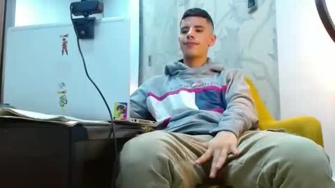 Snapshot of newlatino1 chatting on 10.31.25 newlatino1 online show from 10.31.25